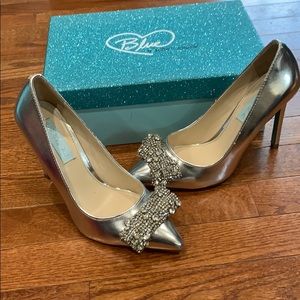 Betsy Johnson Metallic Silver Pumps size 7